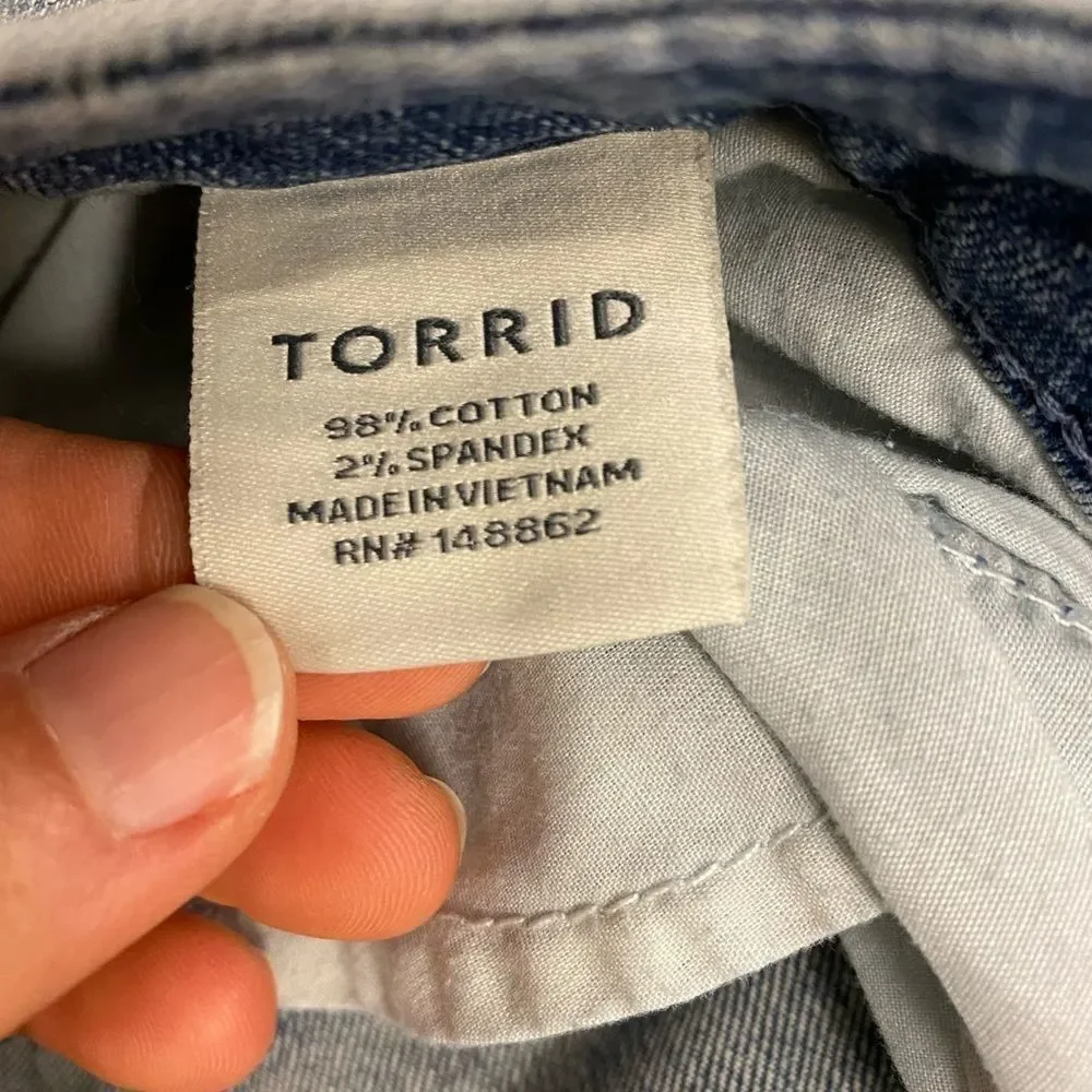 TORRID‎ BOYFRIEND JEANS - LIGHT WASH WITH RIPPED DESTRUCTION